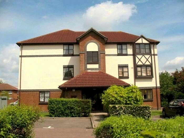 2 Bedroom Flat To Rent In Wordsworth Mead, Redhill, Surrey, RH1