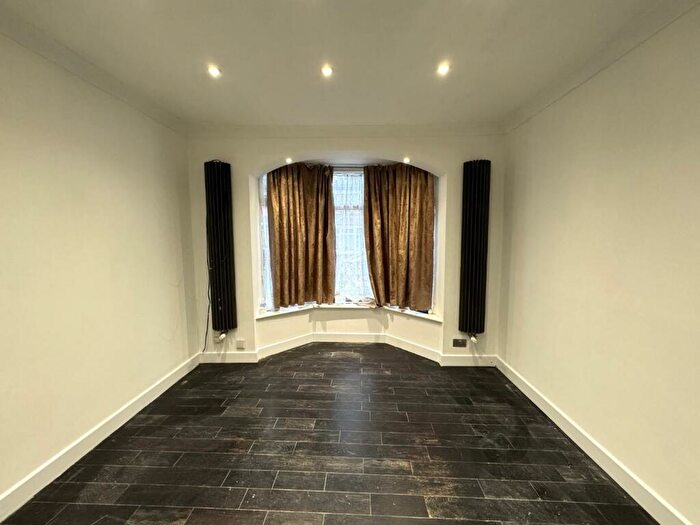 4 Bedroom Semi-Detached House To Rent In Kendal Avenue, Barking, IG11