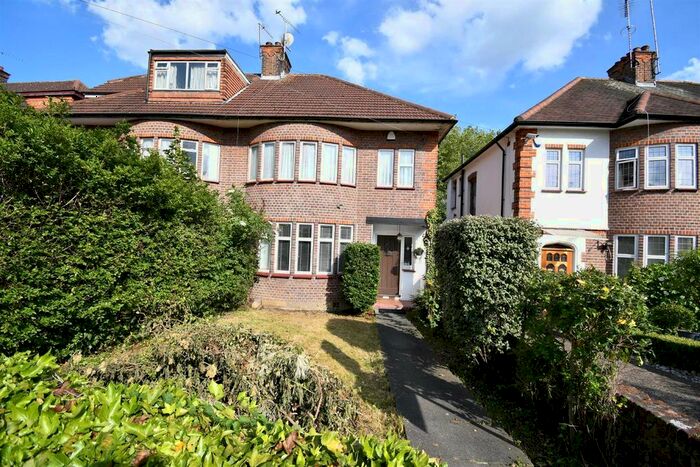 3 Bedroom Semi-Detached House To Rent In Walmington Fold, London, N12