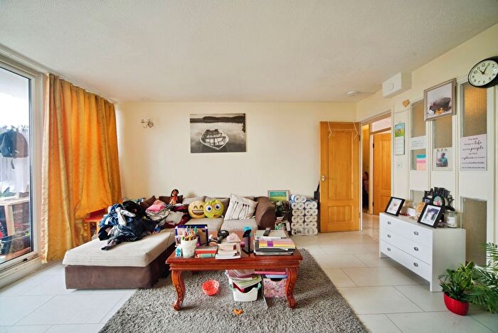3 Bedroom Flat For Sale In Holbrook Close, Enfield, EN1
