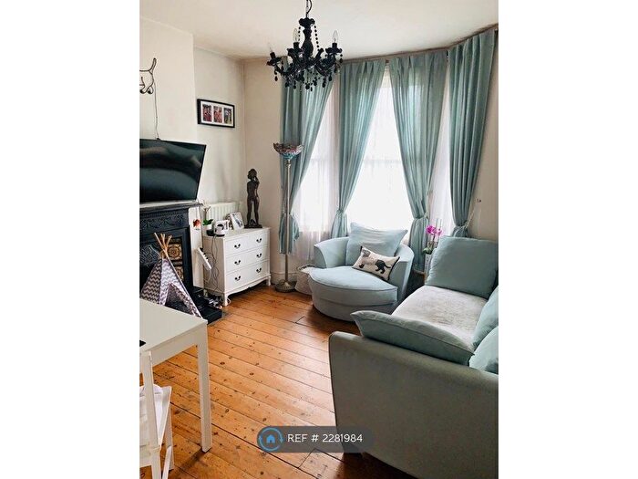 1 Bedroom Flat To Rent In Godstone Road, Whyteleafe, CR3