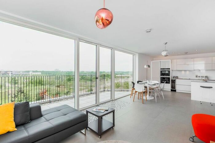3 Bedroom Flat To Rent In Park View Mansions, Stratford, London, E20