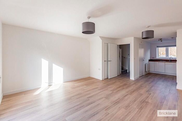 3 Bedroom Town House To Rent In Carnelian Avenue, Wellingborough, Northamptonshire, NN8