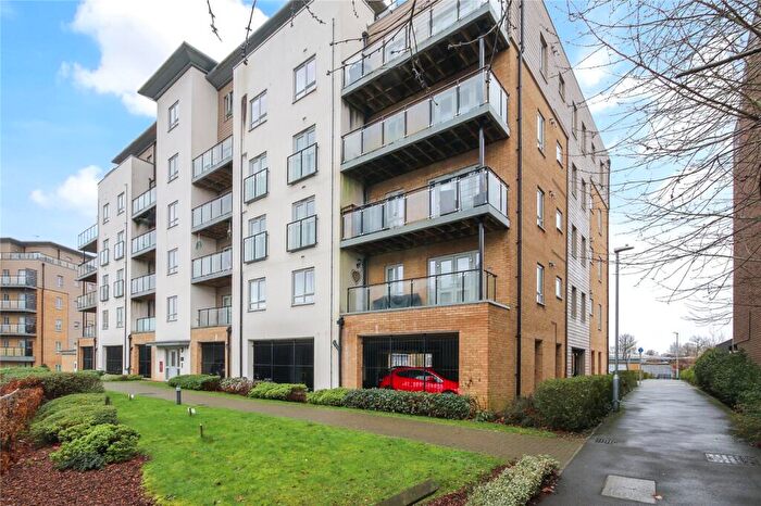 2 Bedroom Apartment For Sale In Fleming Place, Bracknell, Berkshire, RG12
