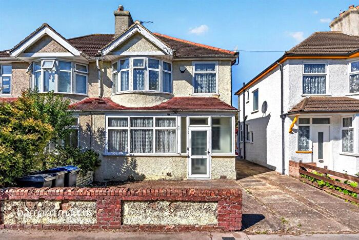 3 Bedroom Semi-Detached House For Sale In Beckford Road, Croydon, CR0