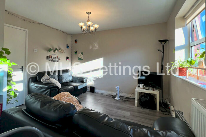 3 Bedroom Apartment To Rent In Flat, Welton Road, Leeds, LS6