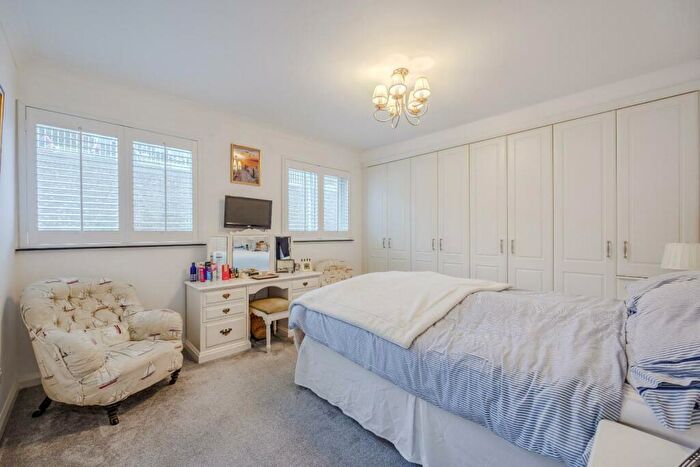 2 Bedroom Flat For Sale In Undercliff Gardens, Leigh-On-Sea, SS9