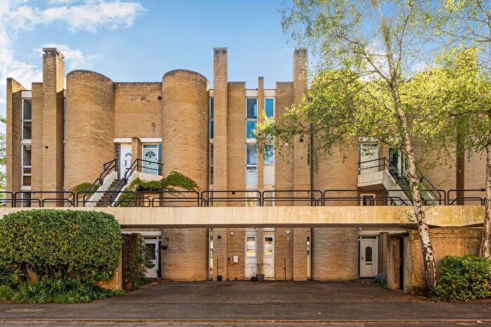 2 Bedroom Maisonette For Sale In Apex Close, Beckenham, BR3