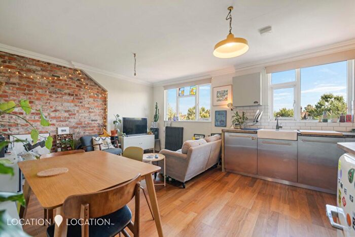 2 Bedroom Apartment To Rent In West Bank, London, N16