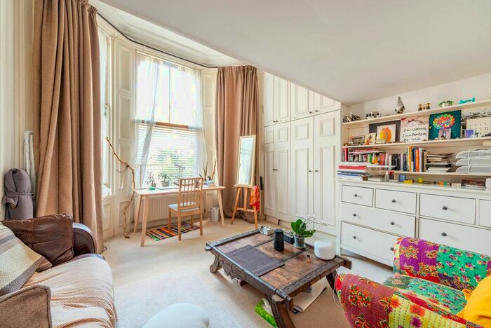 Studio For Sale In Oxford Gardens, North Kensington, London, W10