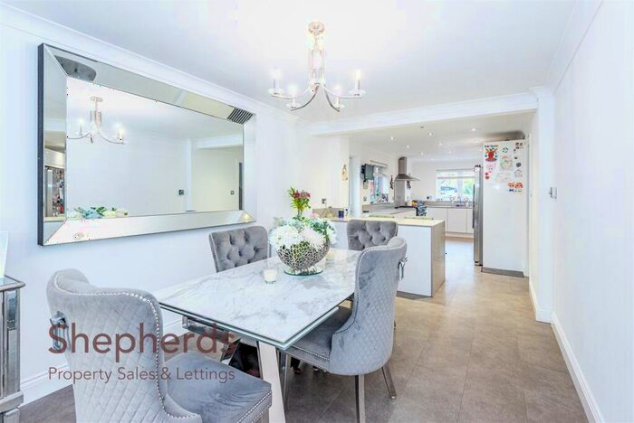 4 Bedroom Detached House For Sale In Tatsfield Avenue, Nazeing, EN9