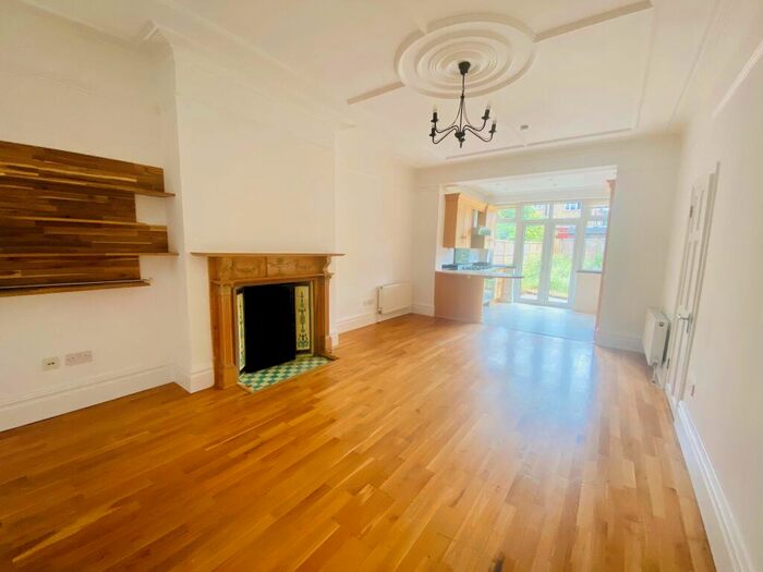 2 Bedroom Flat To Rent In Wightman Road, Turnpike Lane, N8