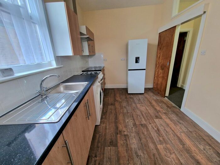 3 Bedroom Flat To Rent In Green Lanes, London, N13