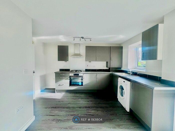 2 Bedroom Flat To Rent In Blake Avenue, Basildon, SS14