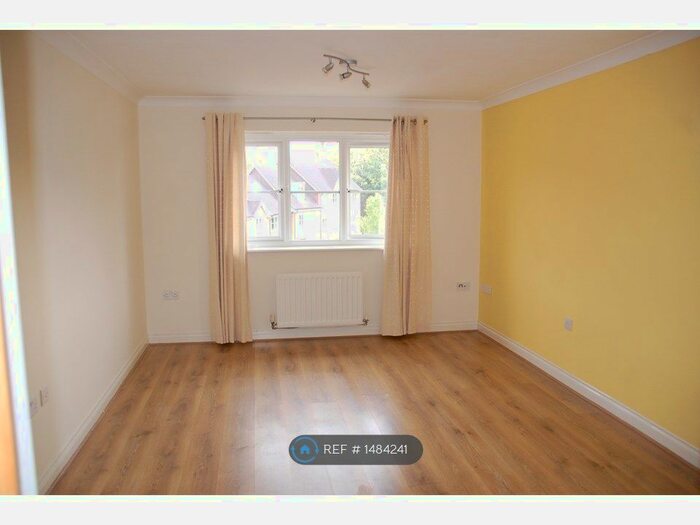 2 Bedroom Flat To Rent In Tylehurst Drive, Redhill, RH1