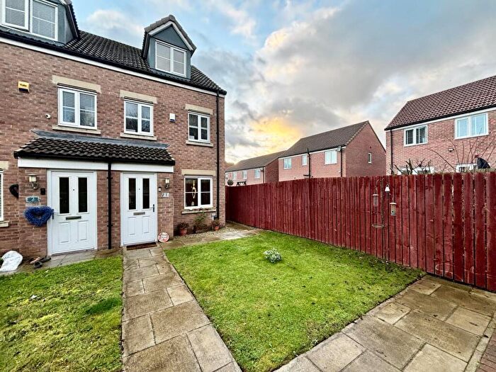 3 Bedroom Semi-Detached House For Sale In Roach Hill View, Kippax, Leeds, LS25