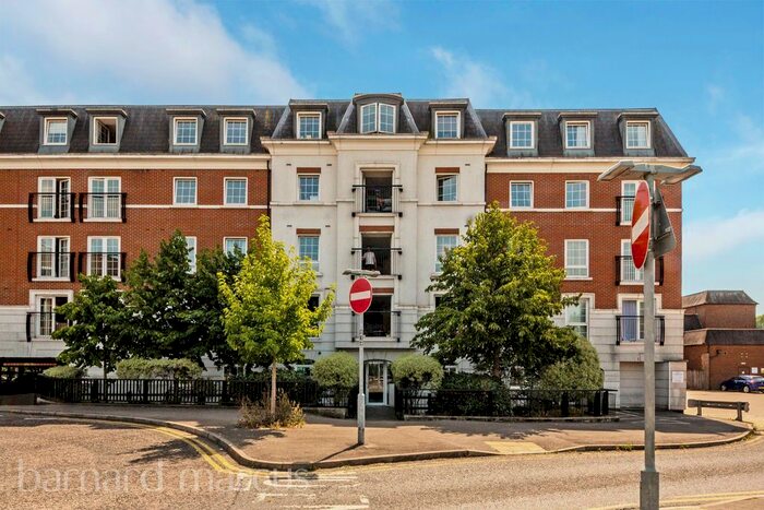 2 Bedroom Flat To Rent In Station Approach, Epsom, KT19
