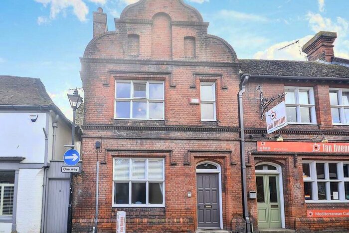 2 Bedroom Flat To Rent In New Street, Sandwich, Kent, CT13