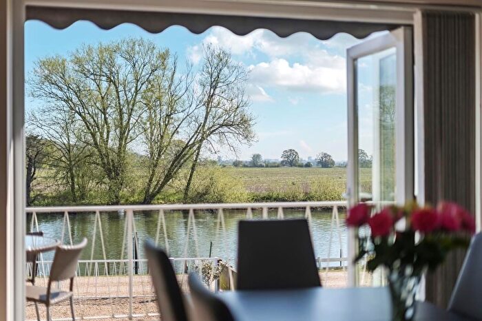 3 Bedroom Detached House For Sale In Purley On Thames, Berkshire, RG8