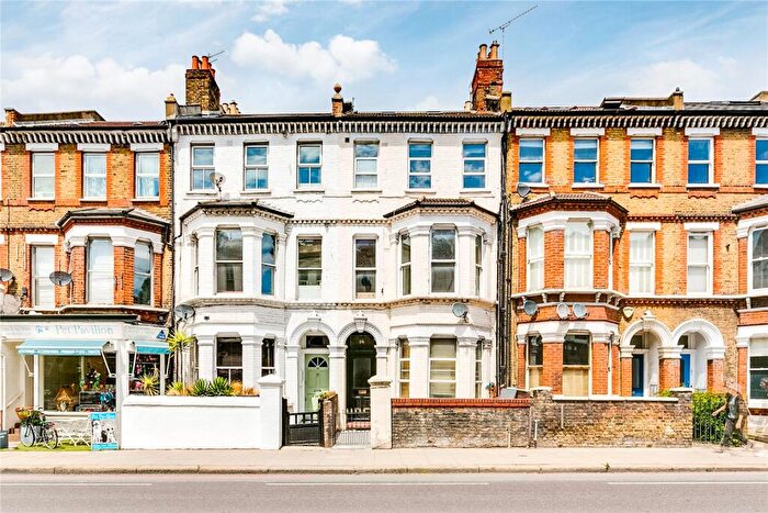 3 Bedroom Apartment To Rent In Battersea Rise, London, SW11