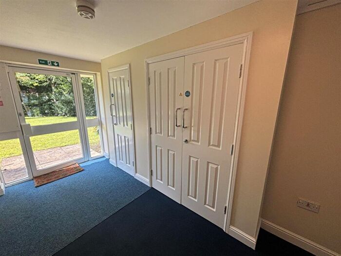 2 Bedroom Flat To Rent In Bickerton Court, Spital, CH63