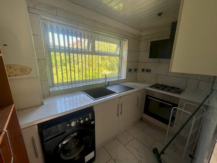 2 Bedroom Flat To Rent In Broadway, Cardiff, CF24