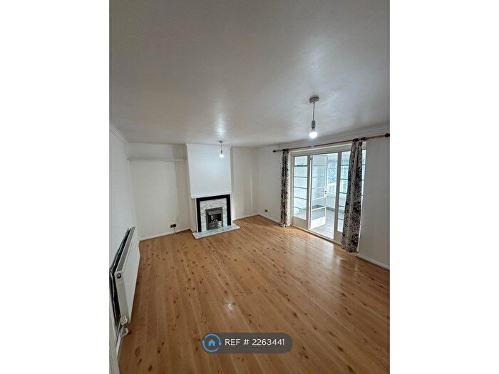 2 Bedroom Flat To Rent In Whetstone Road, Farnborough, GU14