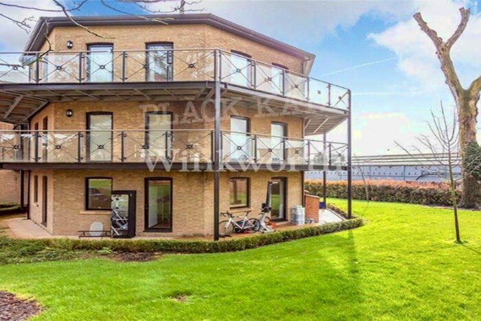 3 Bedroom Flat To Rent In Huguenot Drive, London, N13