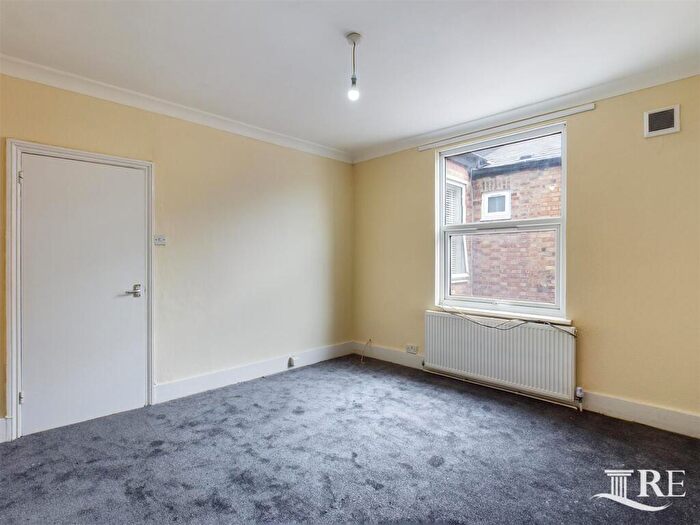3 Bedroom Flat To Rent In Temple Road, London, NW2