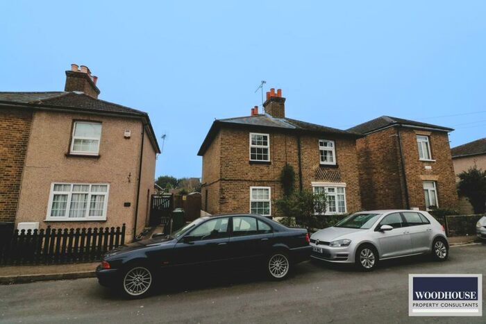 2 Bedroom Cottage To Rent In Albury Grove Road, Cheshunt, EN8