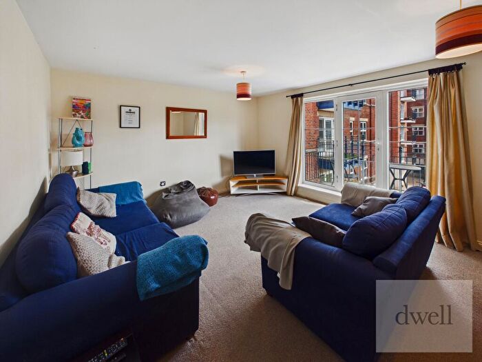 3 Bedroom Flat To Rent In Carisbrooke Road, Weetwood, Leeds, LS16