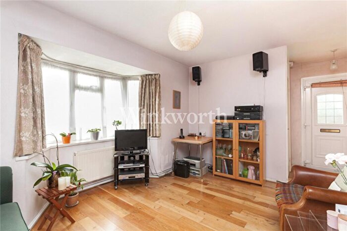 1 Bedroom Bungalow For Sale In Myrtle Road, London, N13