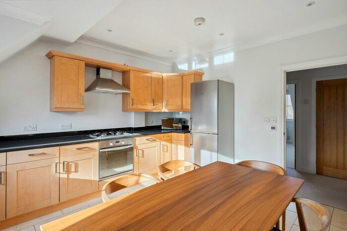 2 Bedroom Flat To Rent In Oakshade Road, Oxshott, KT22