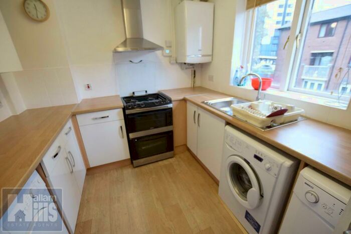 3 Bedroom Flat To Rent In St. Georges Close, Sheffield, S3