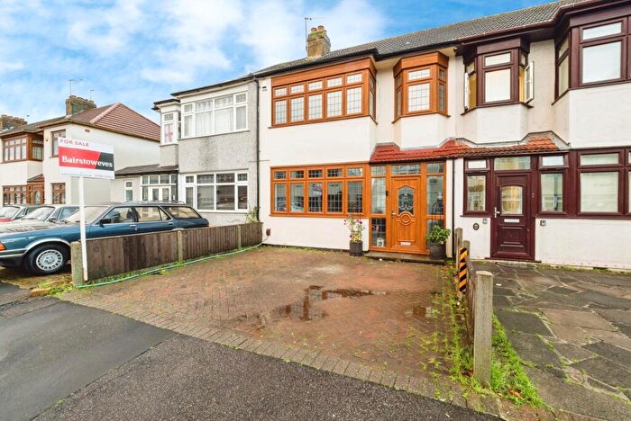 3 Bedroom Terraced House For Sale In Berkeley Avenue, Romford, RM5