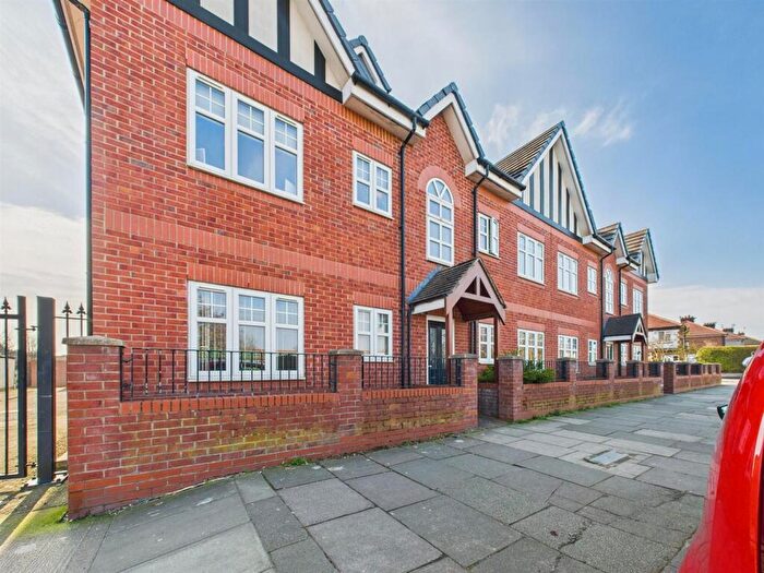 2 Bedroom Flat To Rent In Hoylake Road, Wirral, CH46