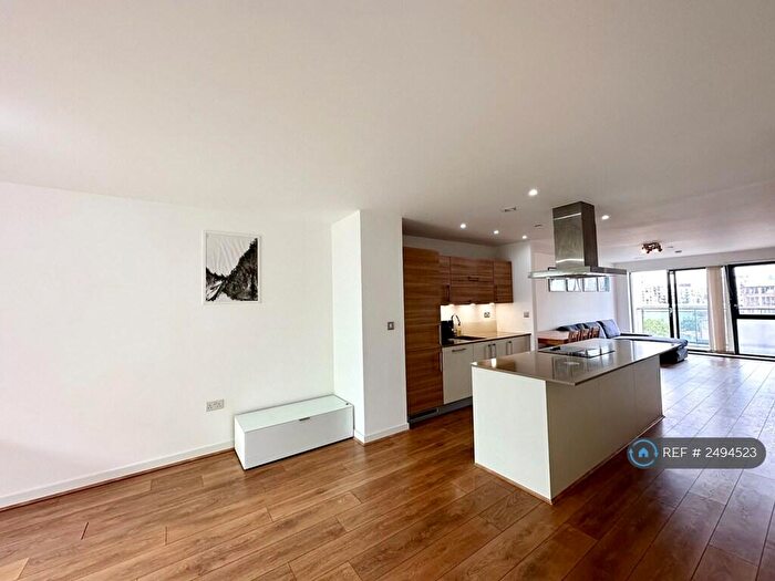 3 Bedroom Flat To Rent In Yeoman Court, Tower Hamlets, London, E14