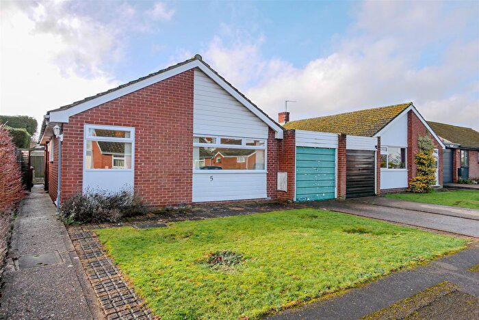 3 Bedroom Semi Detached Bungalow For Sale In Orchard Close, Shillingford, OX10