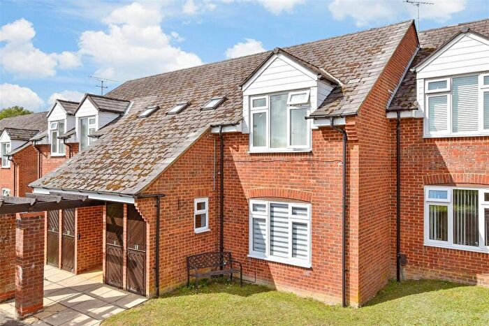 1 Bedroom Flat For Sale In Henbit Close, Tadworth, Surrey, KT20