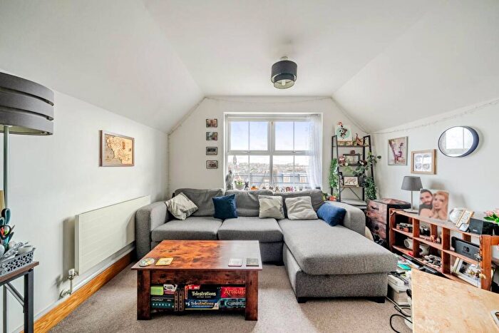 1 Bedroom Flat For Sale In Kew Court, Kingston, Kingston Upon Thames, KT2