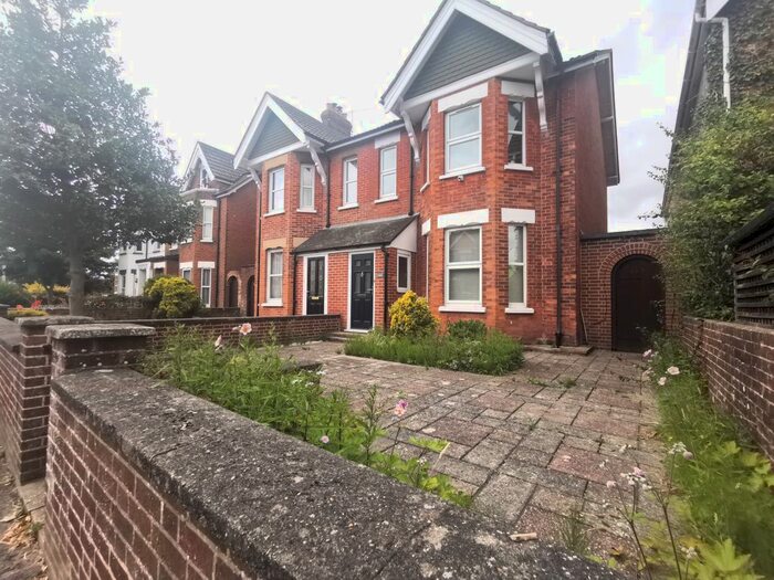 4 Bedroom Property To Rent In Wimborne Road, Poole, BH15