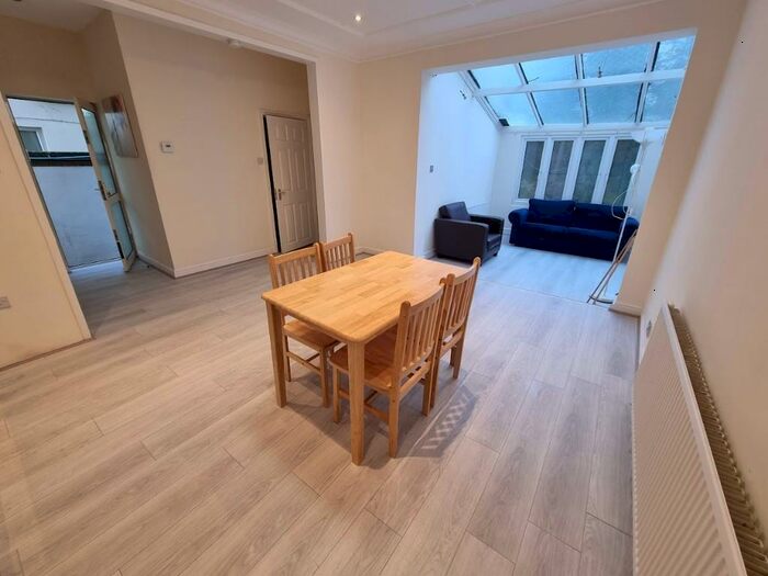2 Bedroom Flat To Rent In Brookside Road, London, NW11