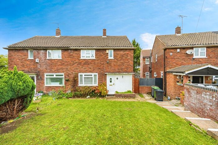 3 Bedroom Semi Detached House For Sale In Hollybush Road, Luton, LU2