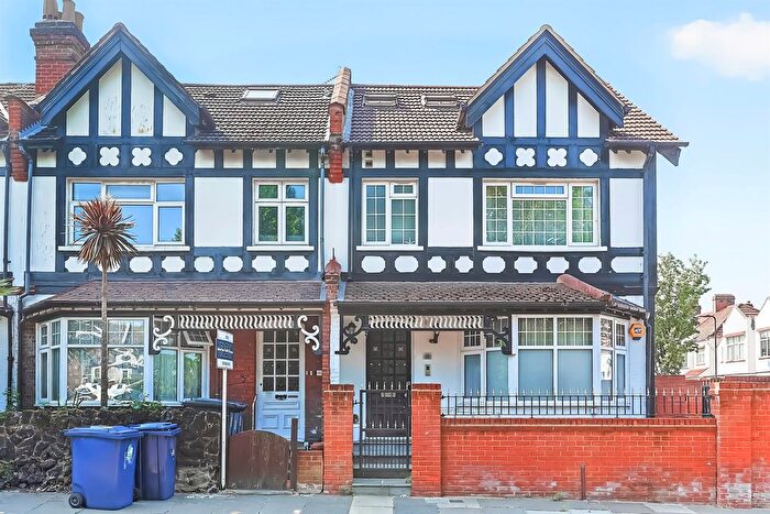 2 Bedroom Flat For Sale In Highlands Avenue, London, W3