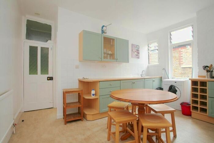 3 Bedroom Flat To Rent In Park Hill, London, SW4
