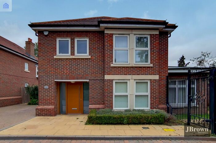 5 Bedroom Detached House To Rent In Harris Close, London, N11