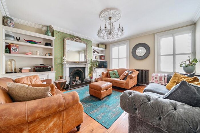 2 Bedroom Maisonette To Rent In Lansdowne Square Hove, BN3