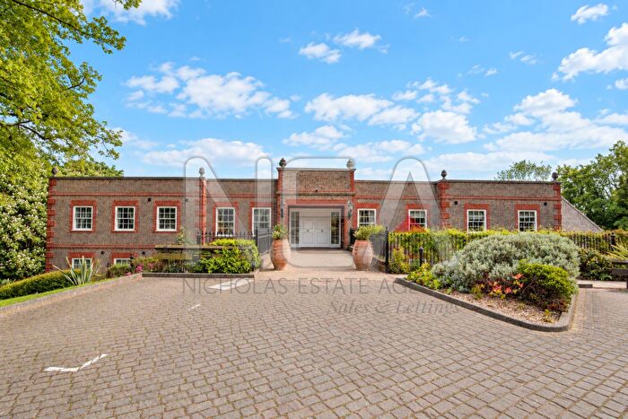 2 Bedroom Apartment To Rent In Treetops, Caversham, Reading, RG4