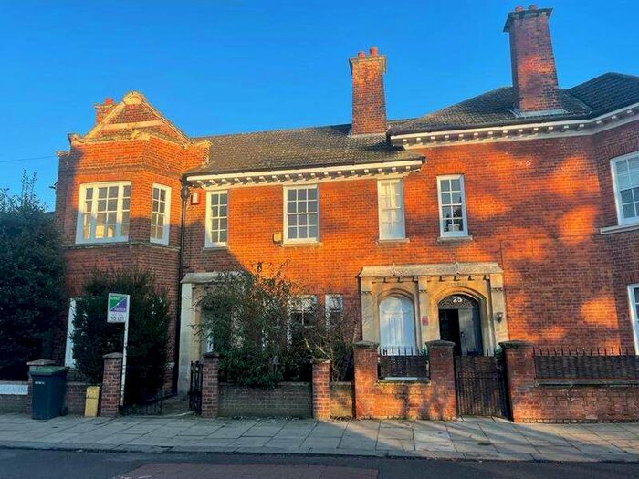 4 Bedroom Semi-Detached House To Rent In Shaftsbury Avenue, Bedford, MK40