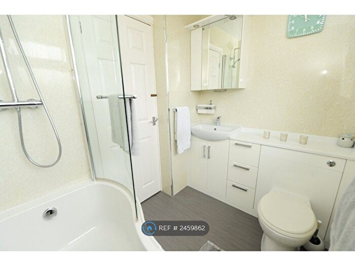 4 Bedroom Semi-Detached House To Rent In Linden Drive, Chesterfield, S41